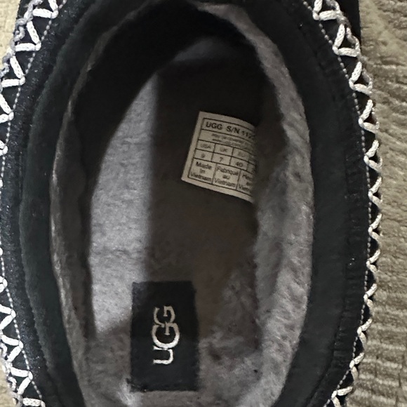 UGG Women’s Black and Gray mule/clogg. - Picture 5 of 8